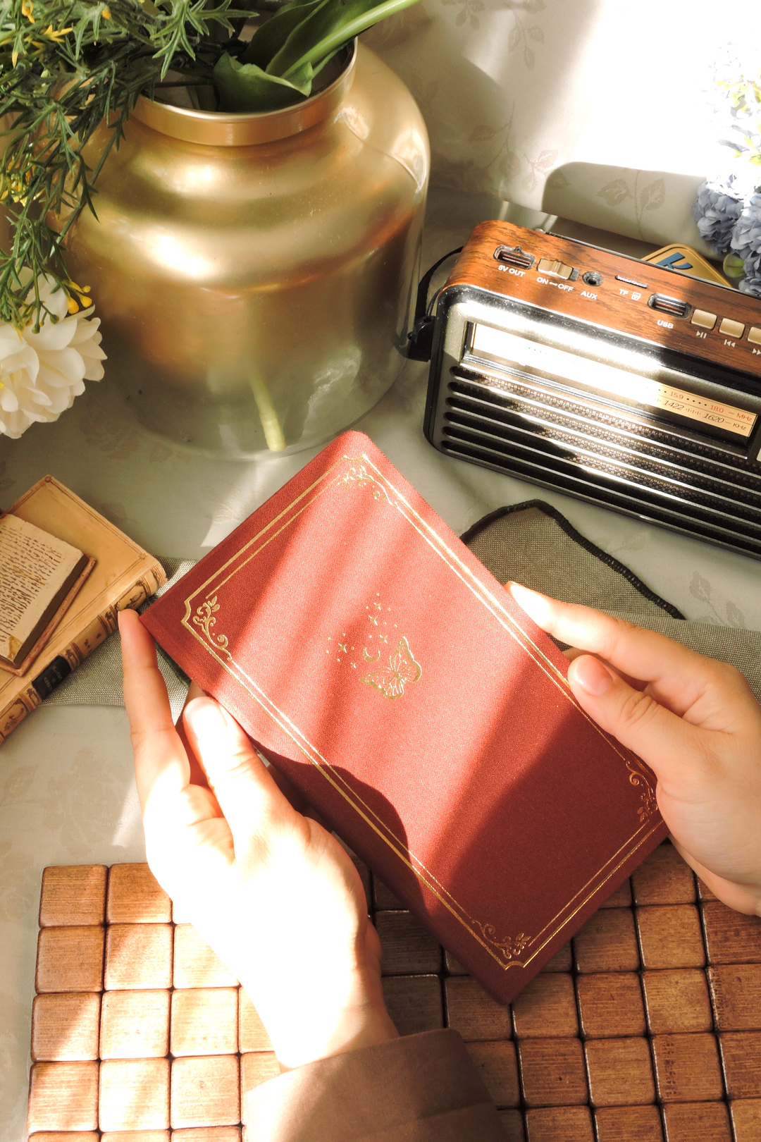 Nova Crafts Fairytale Bordo Noktalı Keten Defter / Yaldızlı Kapak ve Kenar /  10*20 cm / 90 gram ıvory 
