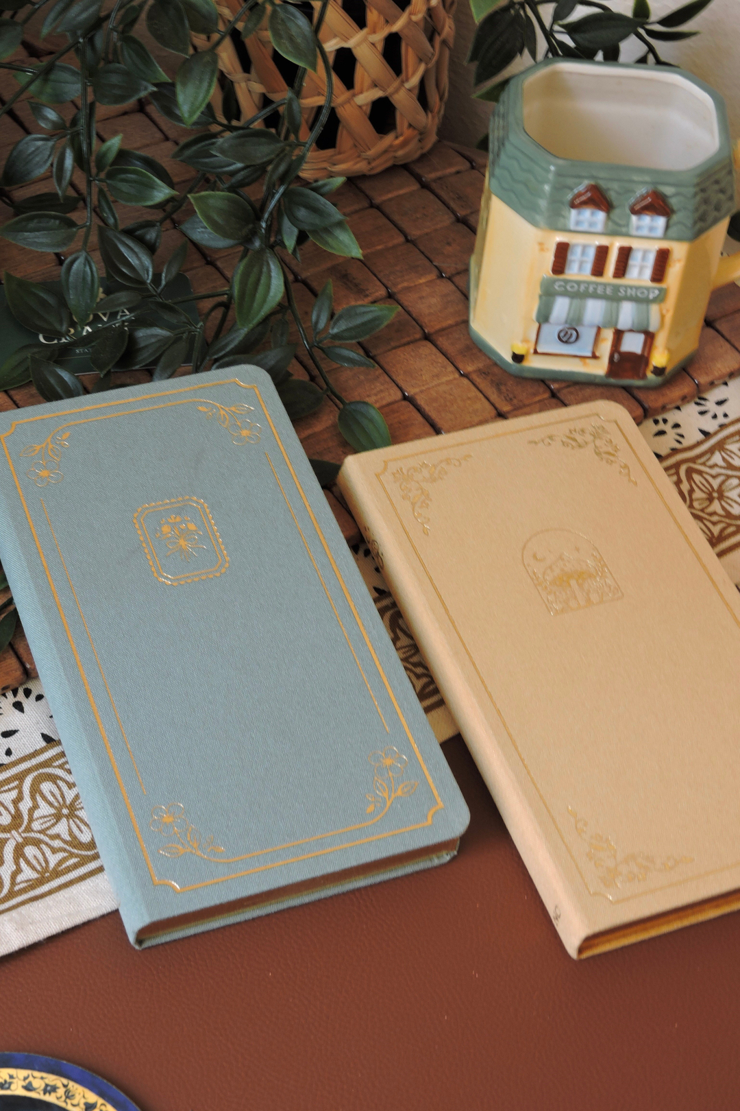Nova Crafts Fairytale Mavi Noktalı Keten Defter / Yaldızlı Kapak ve Kenar /  10*20 cm / 90 gram ıvory 