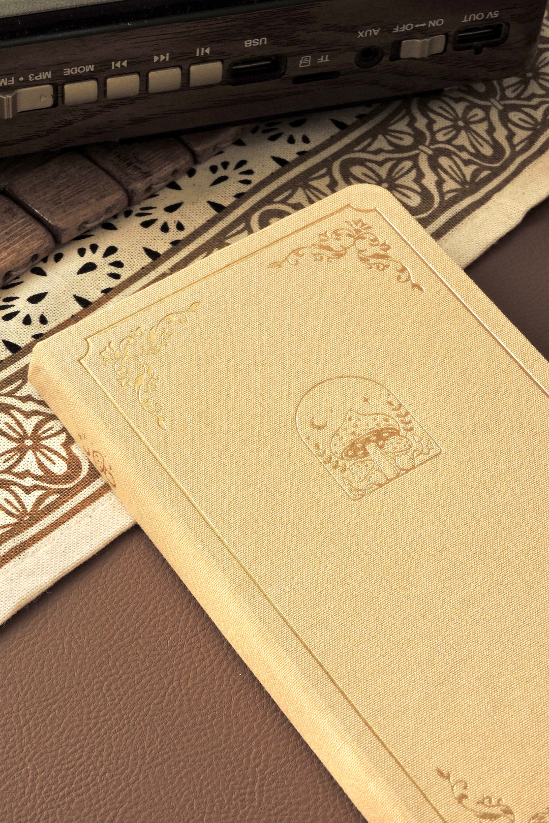 Nova Crafts Fairytale Sarı Noktalı Keten Defter / Yaldızlı Kapak ve Kenar /  10*20 cm / 90 gram ıvory 