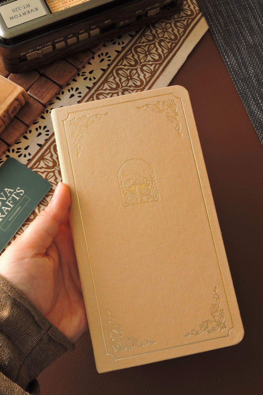Nova Crafts Fairytale Sarı Noktalı Keten Defter / Yaldızlı Kapak ve Kenar /  10*20 cm / 90 gram ıvory 