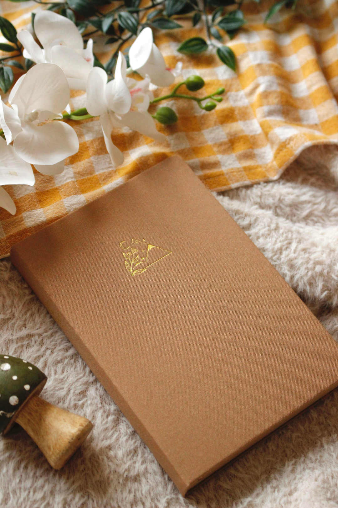 Nova Crafts Gizli Dağ Bahçesi Karamel Rengi İçi Kraft Defter