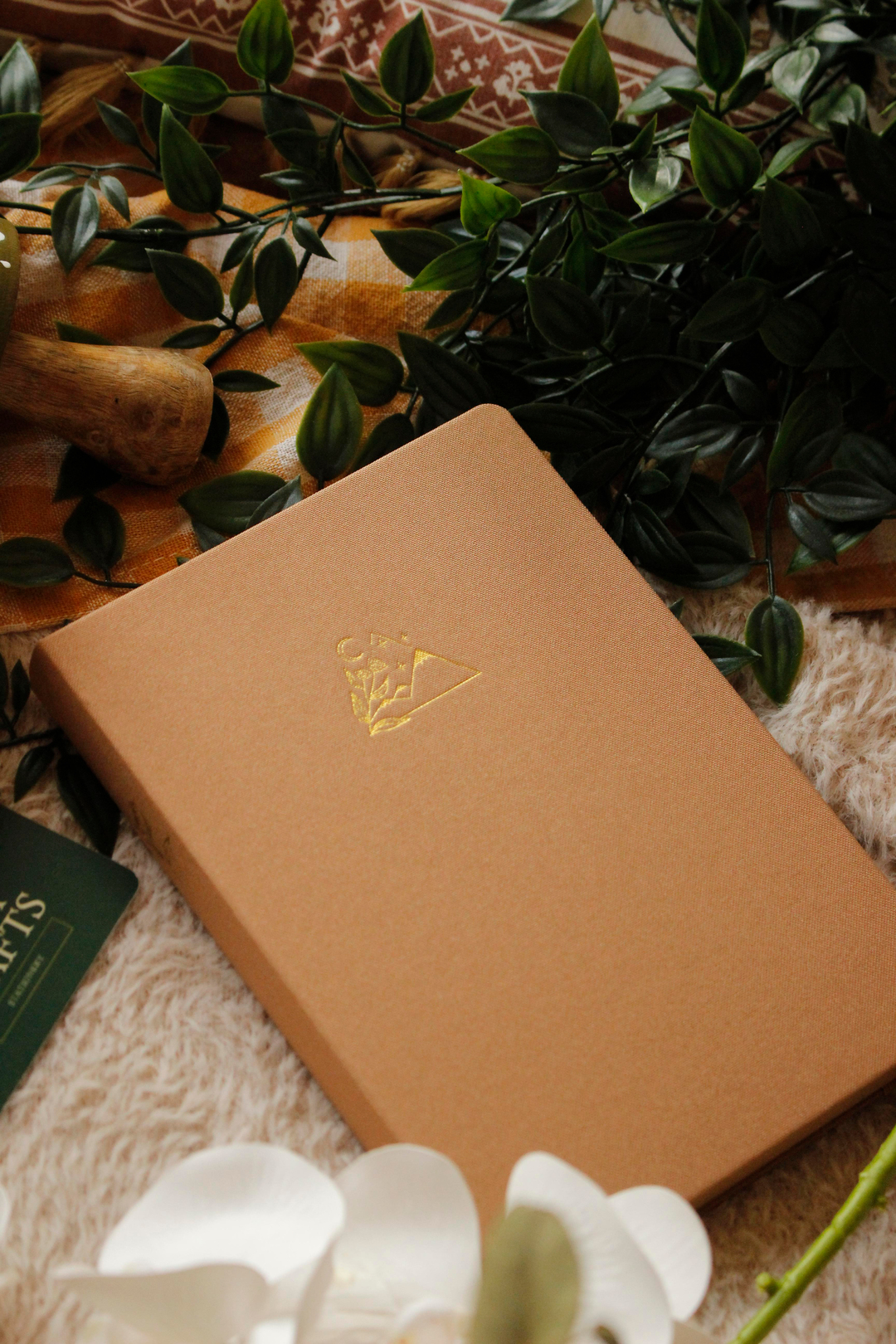 Nova Crafts Gizli Dağ Bahçesi Karamel Rengi İçi Kraft Defter
