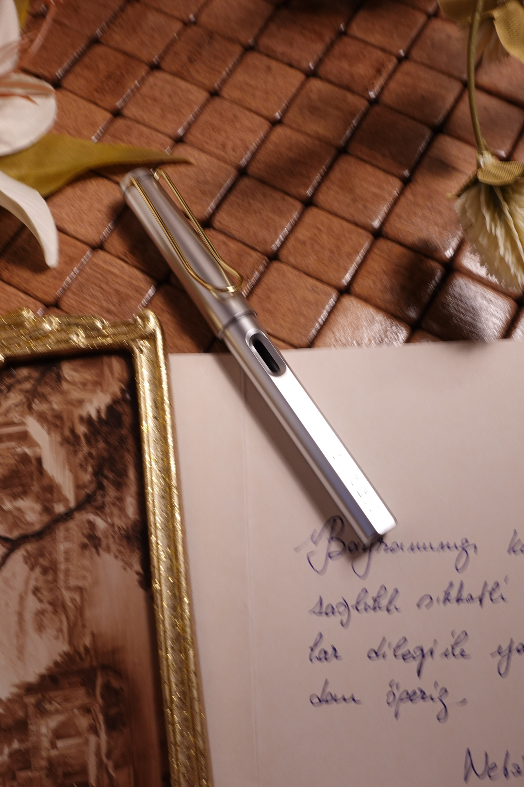 Nova Crafts Gümüş Rengi Metalik Dolma Kalem Seti ( Kalem, 2 adet siyah kartuş, 4 adet mavi kartuş, 1 adet piston ile beraber)