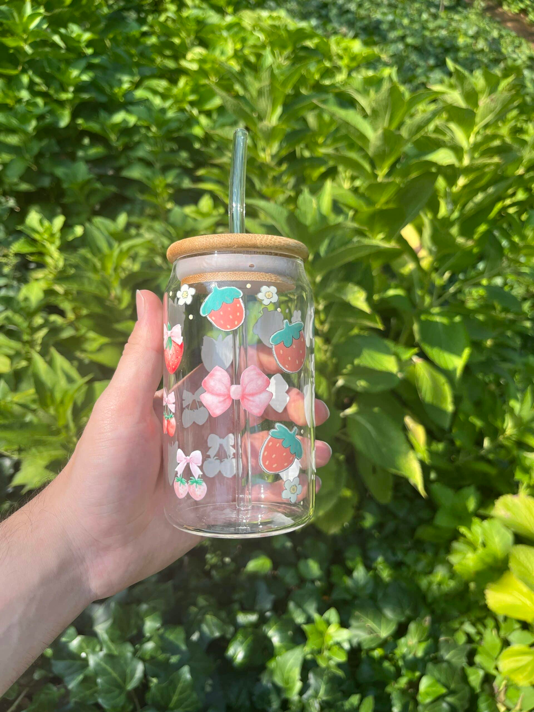 Nova Crafts Kurdele ve Çilek Desenli Cam Pipetli Bambu Kapaklı Isıya Dayanıklı Bardak - 330 ml Kapasite ile Şık ve Fonksiyonel Tasarım