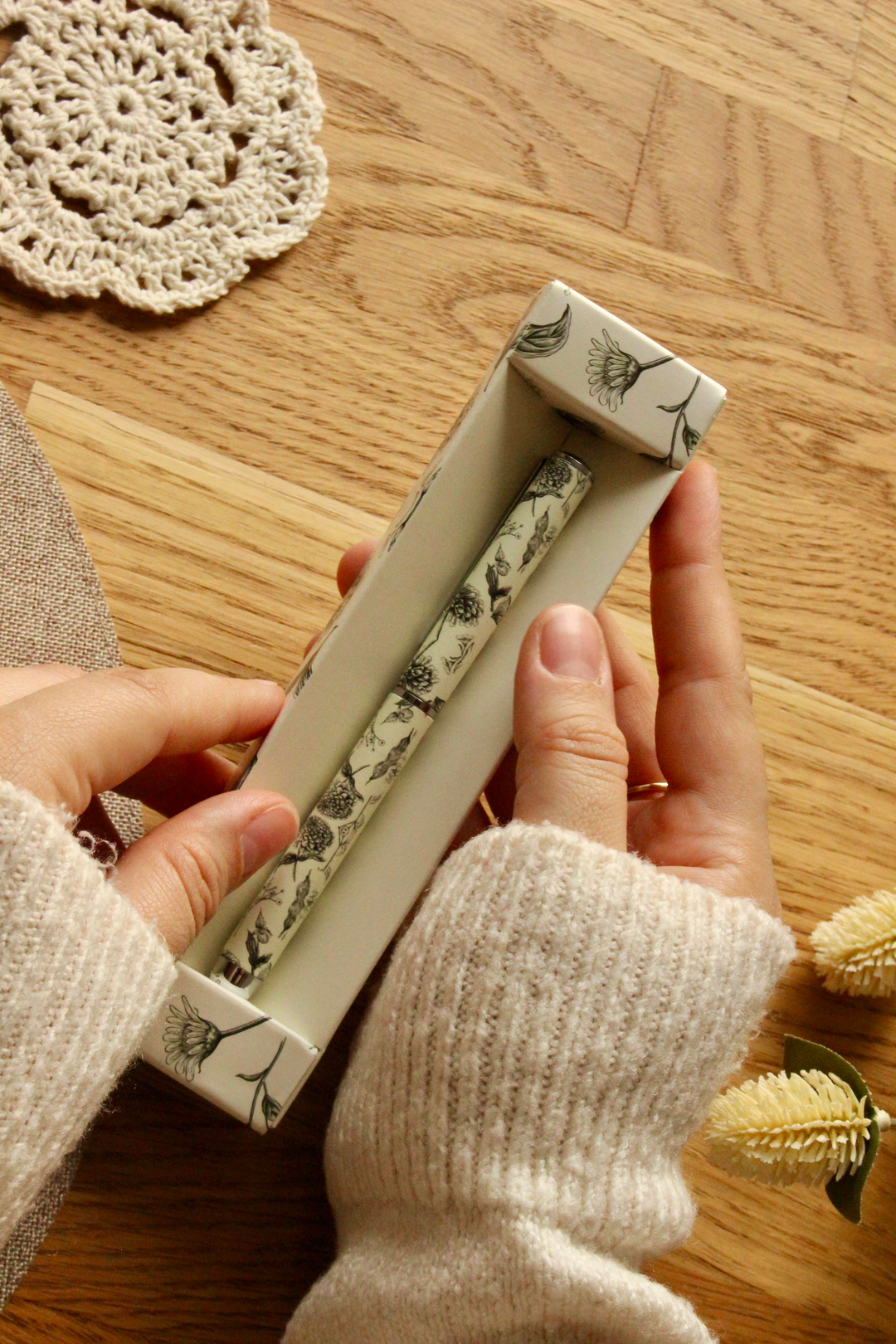 Nova Crafts Kutulu Siyah Beyaz Çiçekli Tükenmez Kalem