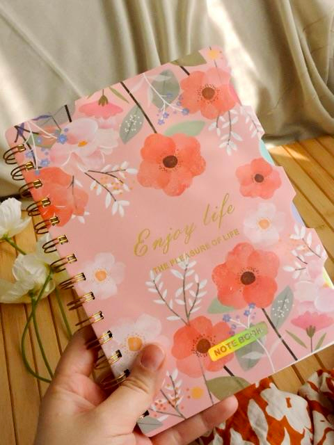Nova Crafts Pembe Enjoy Life Çiçek Temalı a5 Spiralli 4 Bölmeli 80 sayfa Defter