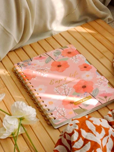 Nova Crafts Pembe Enjoy Life Çiçek Temalı a5 Spiralli 4 Bölmeli 80 sayfa Defter