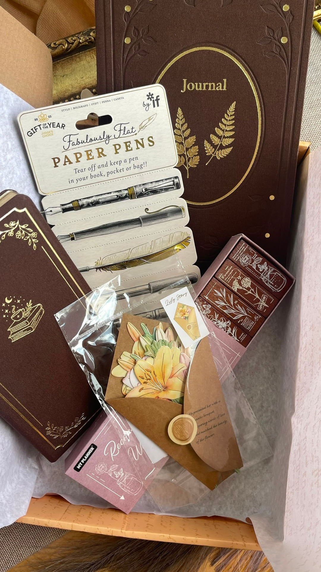 Nova Crafts Reels Videosu Kahve Tonlu Hediye Seti ( Zarafet Kahve Defter/ Paper Pens / Fairytale Kahve Defter / Mühür Seti  ÖNEMLİ NOT : son görseldeki iki kutudan biri gönderilmektedir, kutu değişkenlik gösterebilir içerisindeki ürünler sabittir)