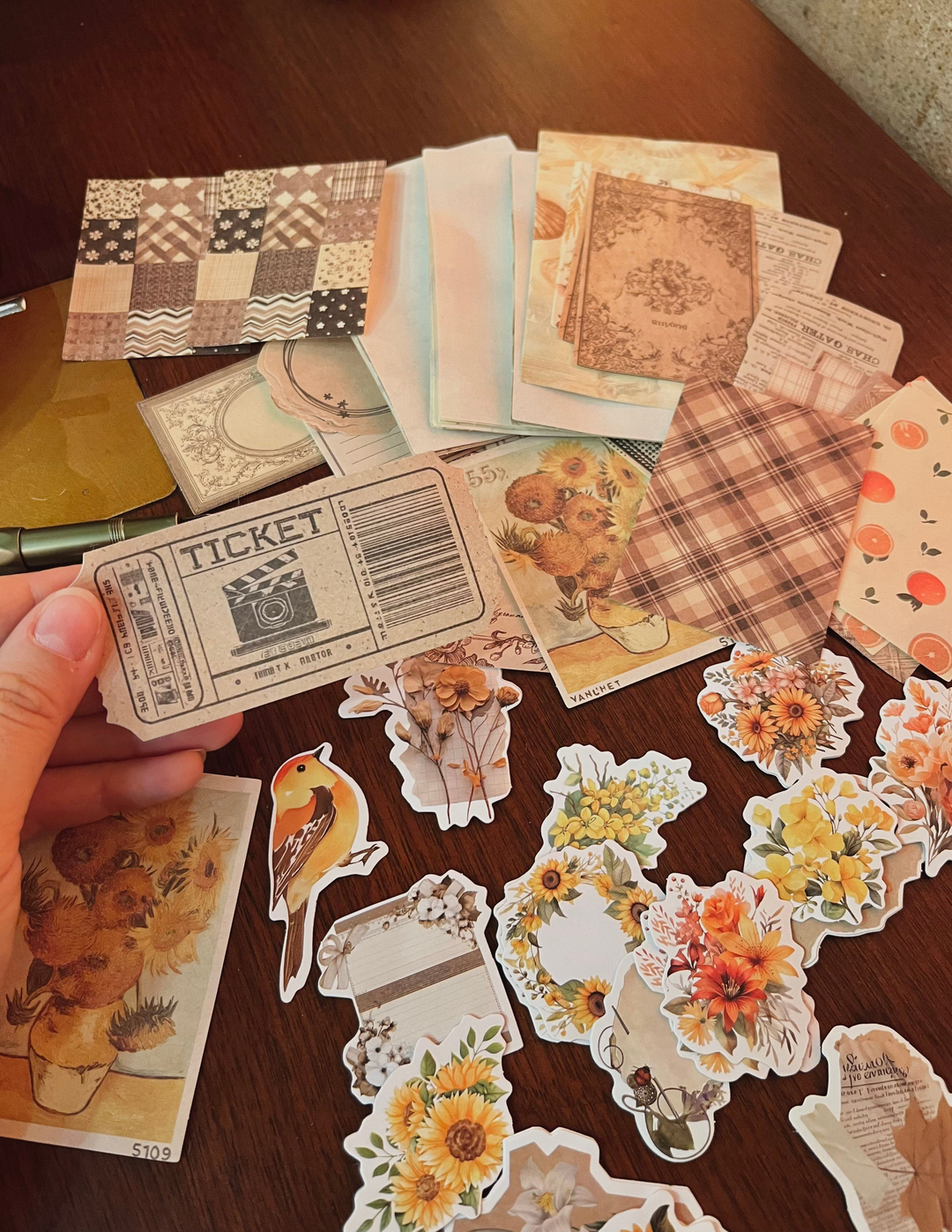 Nova Crafts Sarı - Kahve Tonları Junk Journal Seti 100 parça  40 adet Sticker 60 Adet Kağıt)  Scrapbook / Bullet Journal için uygundur 