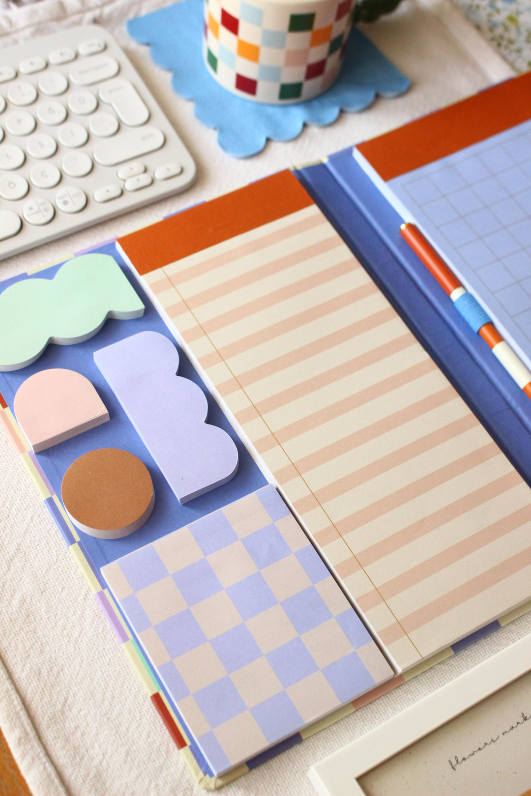 Nova Crafts Sticky Notes Set and Pen KIKKERLAND ( A4 boyutlu Yapışkanlı Not seti ve Kalemi) 5 Parça Yapışkan Not Seti: Liste Bloğu + Kare Yapışkan Not + 4 Şekilli Not İșareti + Büyük Kareli Not Bloğu + Kalem