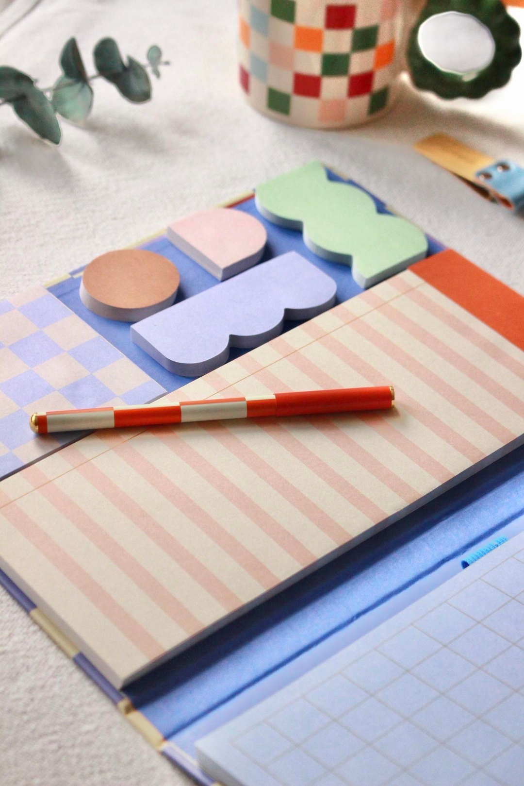 Nova Crafts Sticky Notes Set and Pen KIKKERLAND ( A4 boyutlu Yapışkanlı Not seti ve Kalemi) 5 Parça Yapışkan Not Seti: Liste Bloğu + Kare Yapışkan Not + 4 Şekilli Not İșareti + Büyük Kareli Not Bloğu + Kalem