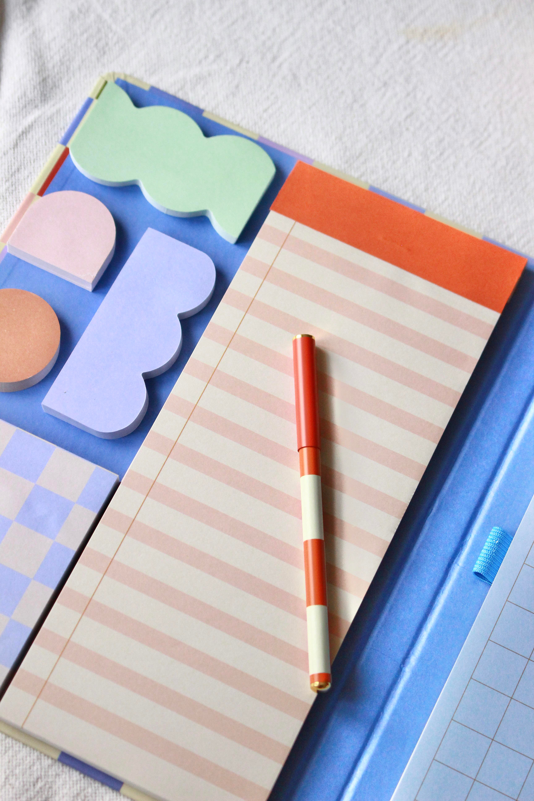 Nova Crafts Sticky Notes Set and Pen KIKKERLAND ( A4 boyutlu Yapışkanlı Not seti ve Kalemi) 5 Parça Yapışkan Not Seti: Liste Bloğu + Kare Yapışkan Not + 4 Şekilli Not İșareti + Büyük Kareli Not Bloğu + Kalem