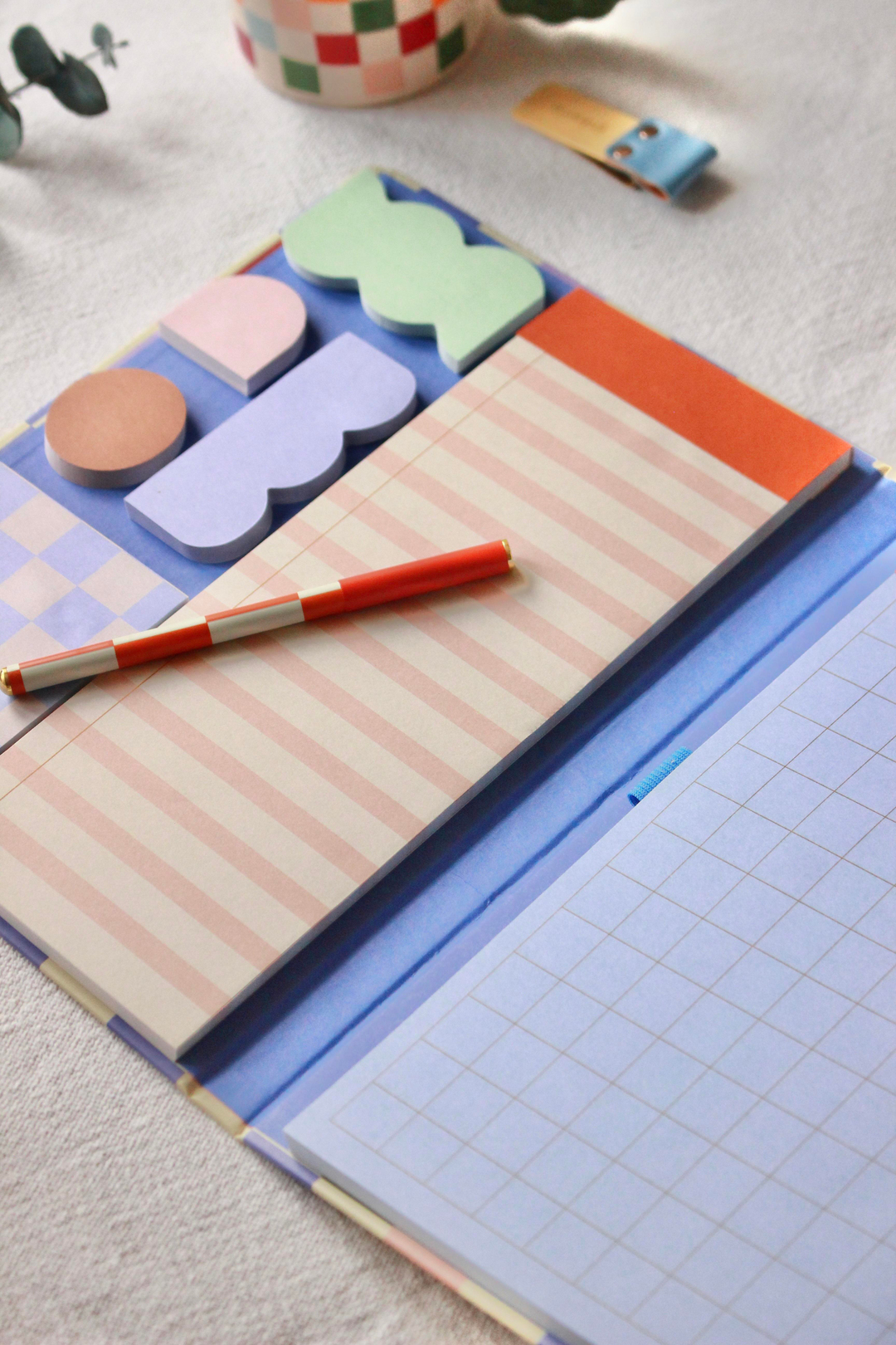 Nova Crafts Sticky Notes Set and Pen KIKKERLAND ( A4 boyutlu Yapışkanlı Not seti ve Kalemi) 5 Parça Yapışkan Not Seti: Liste Bloğu + Kare Yapışkan Not + 4 Şekilli Not İșareti + Büyük Kareli Not Bloğu + Kalem