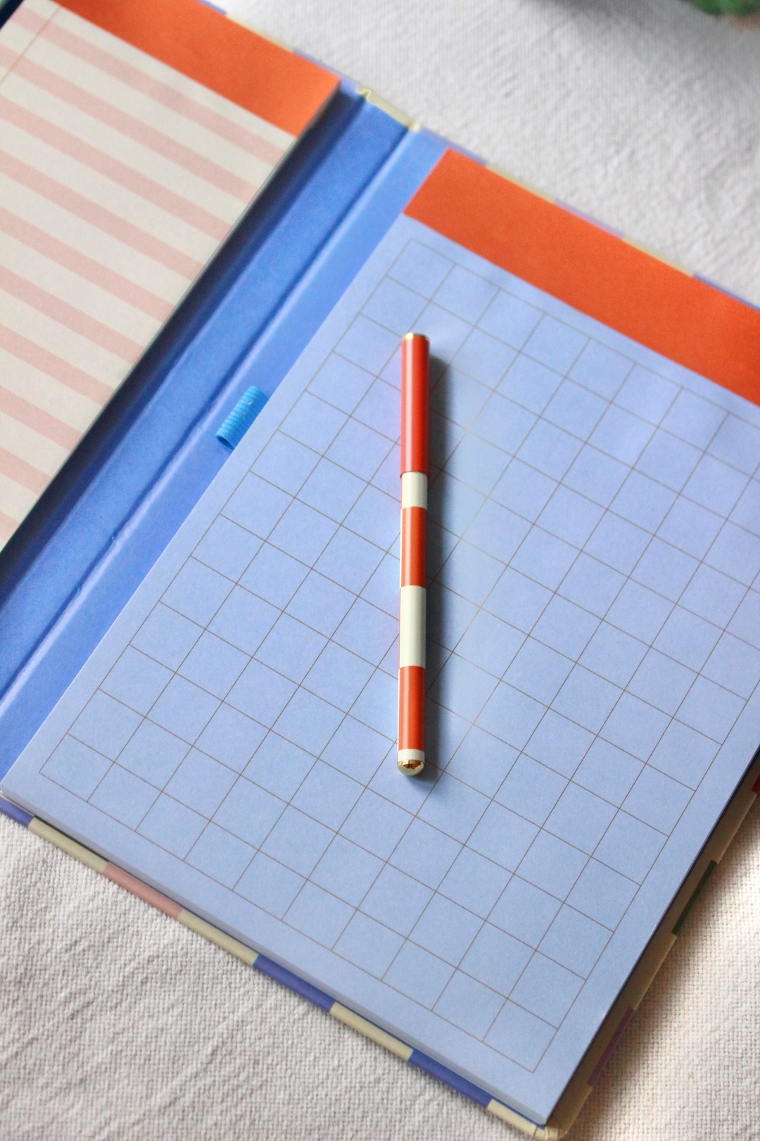 Nova Crafts Sticky Notes Set and Pen KIKKERLAND ( A4 boyutlu Yapışkanlı Not seti ve Kalemi) 5 Parça Yapışkan Not Seti: Liste Bloğu + Kare Yapışkan Not + 4 Şekilli Not İșareti + Büyük Kareli Not Bloğu + Kalem