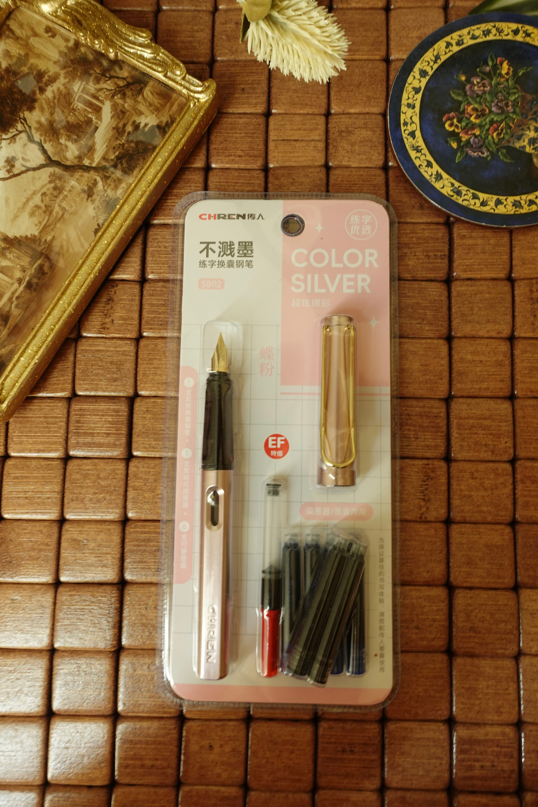 Nova Crafts Toz Pembe Metalik Dolma Kalem Seti ( Kalem, 2 adet siyah kartuş, 4 adet mavi kartuş, 1 adet piston ile beraber)