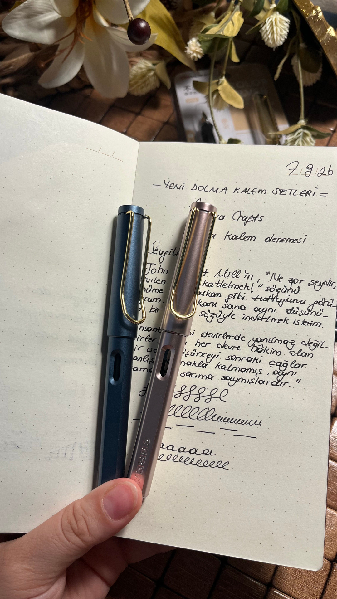 Nova Crafts Toz Pembe Metalik Dolma Kalem Seti ( Kalem, 2 adet siyah kartuş, 4 adet mavi kartuş, 1 adet piston ile beraber)