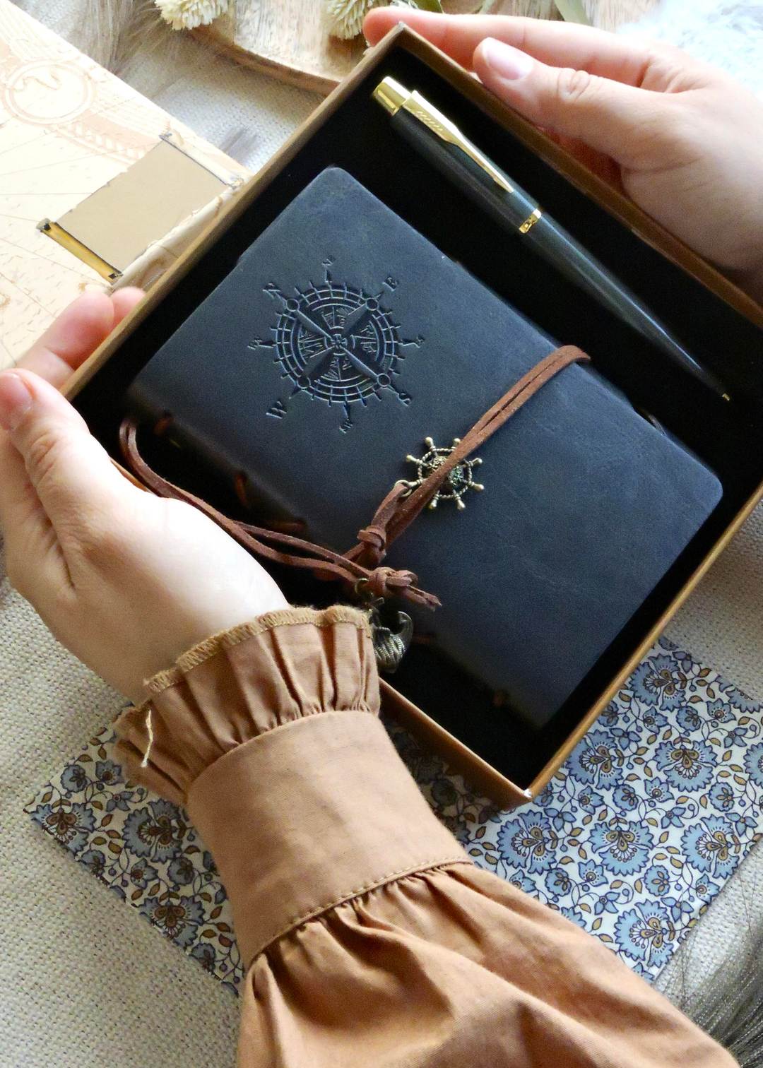 Nova Crafts Vintage Pusulalı Gri Antrasit Deri Defter Kalem Seti - Özel Kutulu A6 Boyutlu Hediyelik (Özelleştirilebilir)