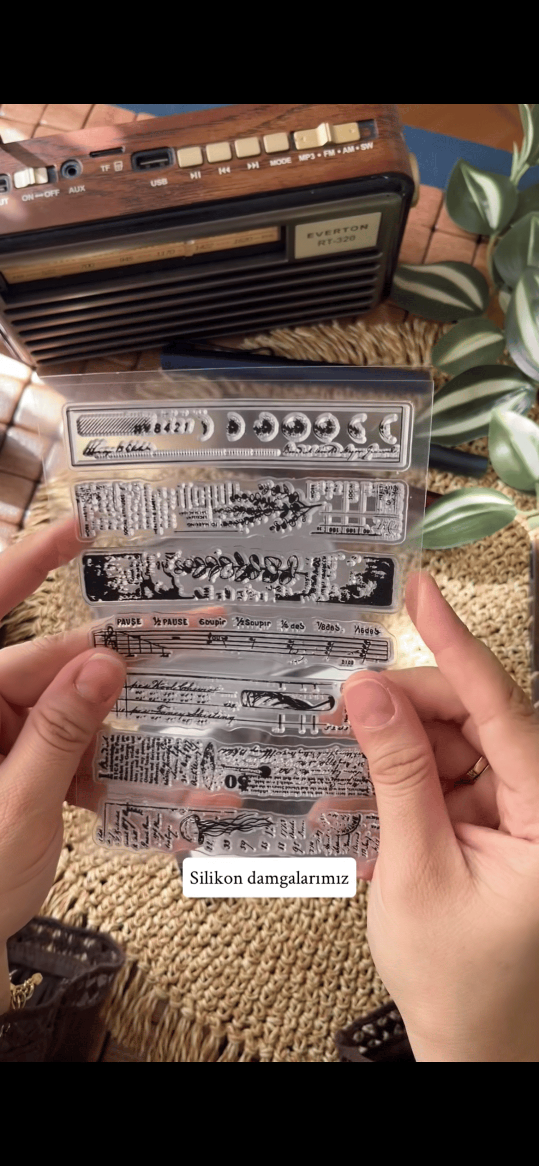 Sütun şeklinde Yazı Temalı Mühür / Damga  Sayfası ( Sayfada 7 adet stamp , bir adet silikon tutucu bulunur) MÜREKKEP VE PEDİ AYRI SATILMAKTADIR.