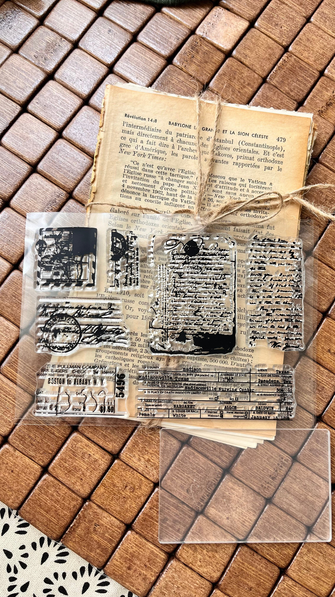 Yazı Temalı Istampa Sayfası ( Sayfada 7 adet stamp , bir adet silikon tutucu bulunur) MÜREKKEP VE PEDİ AYRI SATILMAKTADIR.