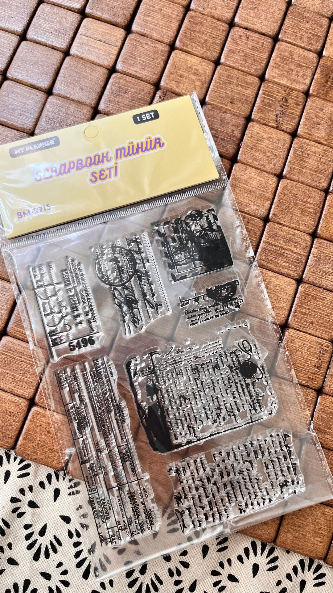 Yazı Temalı Istampa Sayfası ( Sayfada 7 adet stamp , bir adet silikon tutucu bulunur) MÜREKKEP VE PEDİ AYRI SATILMAKTADIR.
