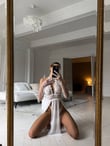 Arias Closet Özel Tasarım Beyaz Dantel İşlemeli Göğüs Detaylı Yırtmaçlı Fantezi Gecelik