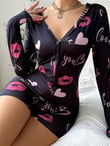 Arias Closet Pamuklu Kırmızı Öpücük ve Kalp Desenli Düğmeli Uzun Kol Tulum Pijama