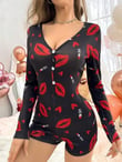 Arias Closet Pamuklu Kırmızı Ruj ve Öpücük Desenli Düğmeli Uzun Kol Tulum Pijama