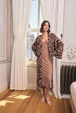 Arias Closet Yaprak Desenli Yırtmaçlı Dantelli ve Dekolteli Büyük Beden Sabahlık Takımı