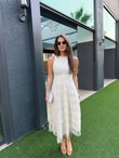 QULOVEYENİ GELENLERBej Astarlı Kabartma Güllü Elbise