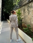 QULOVEYeni GelenlerBej Kendinden Kemerli Blazer Takım