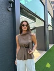 QULOVEYENİ GELENLERCamel Kemerli Yaka Detaylı Bluz