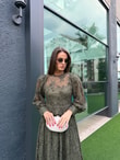 QULOVEYENİ GELENLERHaki Dantelli Büzgülü Elbise