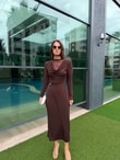 QULOVEYENİ GELENLERKahve Degaje Yaka Dantel Detaylı Kruvaze Elbise
