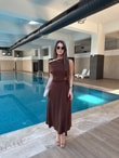 QULOVEYeni GelenlerKahve Düşük Omuz Toka Detaylı Elbise