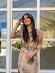 QULOVEYeni GelenlerOMUZ DETAYLI BATİK DESEN ELBİSE