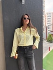 QULOVEYeni GelenlerVatkalı Sarı Kalın Manşetli Gömlek