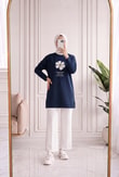 Cemşah Papatya Nakışlı Yazılı Yırtmaçlı Bluz-SS13157 Lacivert