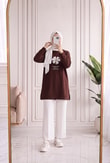 Cemşah Papatya Nakışlı Yazılı Yırtmaçlı Bluz-SS13157 Kahve
