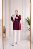 Cemşah Papatya Nakışlı Yazılı Yırtmaçlı Bluz-SS13157 Bordo