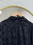 Güllü Önü Pileli Çıtır Desen Bluz-EK783-817 Siyah