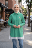 AKSESUAR DETAYLI ÇİZGİLİ GÖMLEK