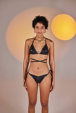 Özel Yapım Parlak Kumaşlı H Aksesuarlı V Kesim Ivory Bikini Altı Siyah