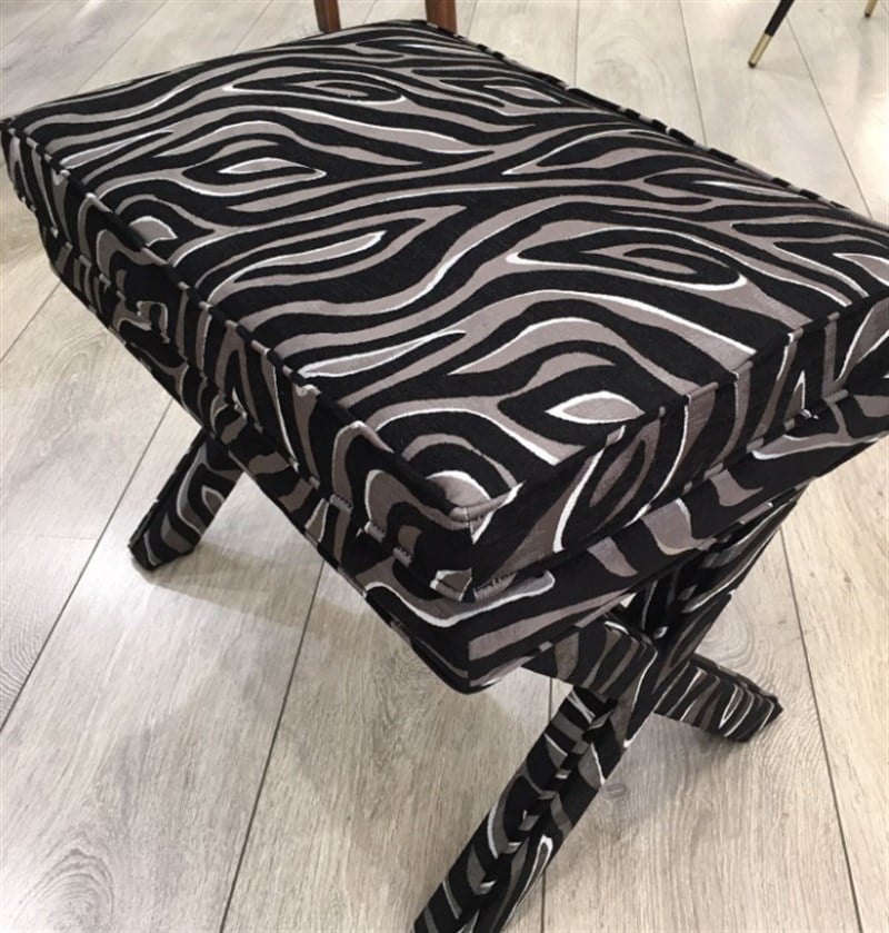 Artmim - Artmim Siyah Zebra Desenli Çapraz Ayak Puf