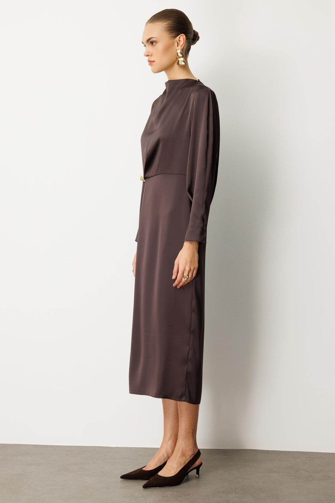  Drapeli Yüksek Yaka  Midi Elbise KAHVE