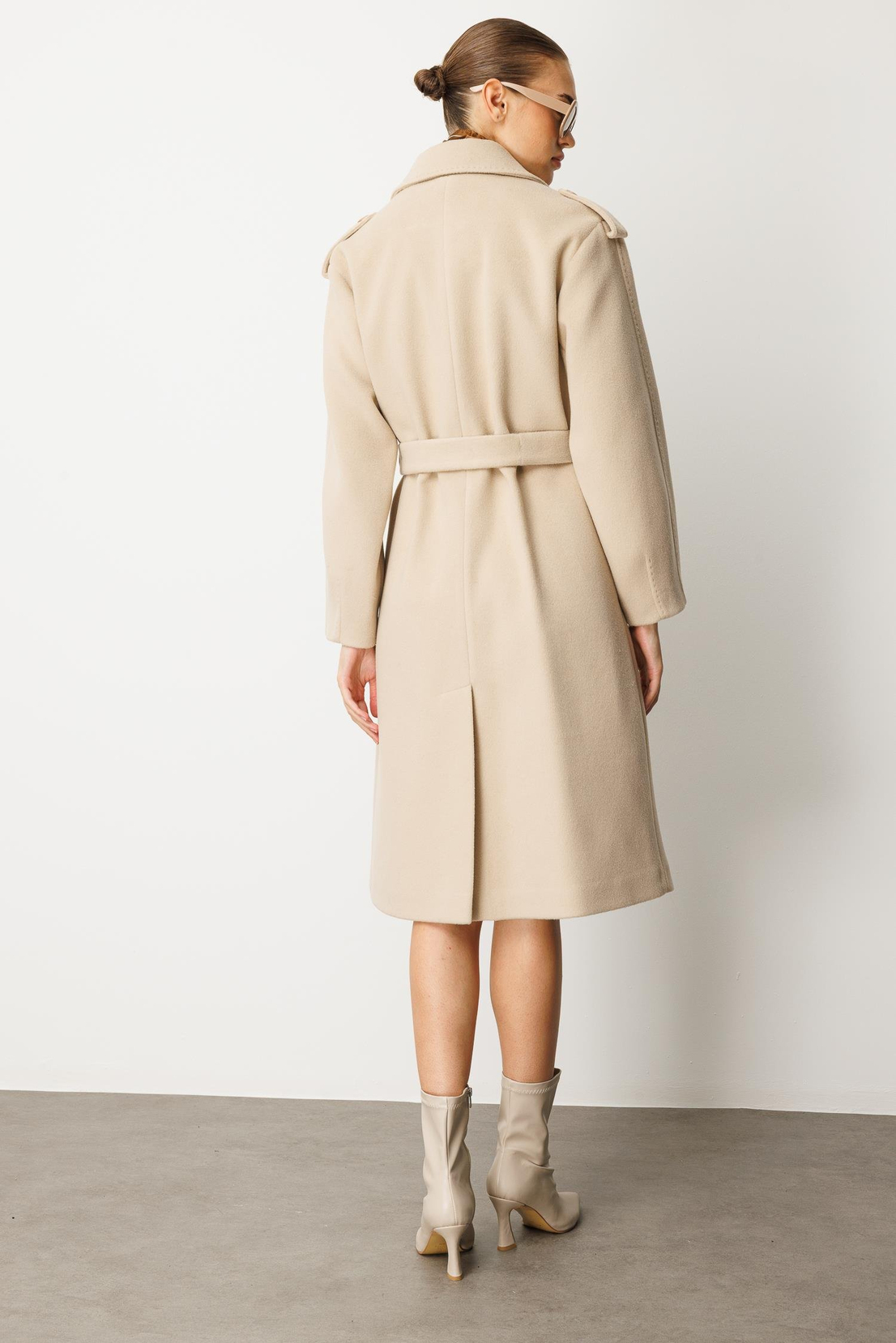 Apolet Detaylı Yaka Parçalı Kaşe Kaban BEJ