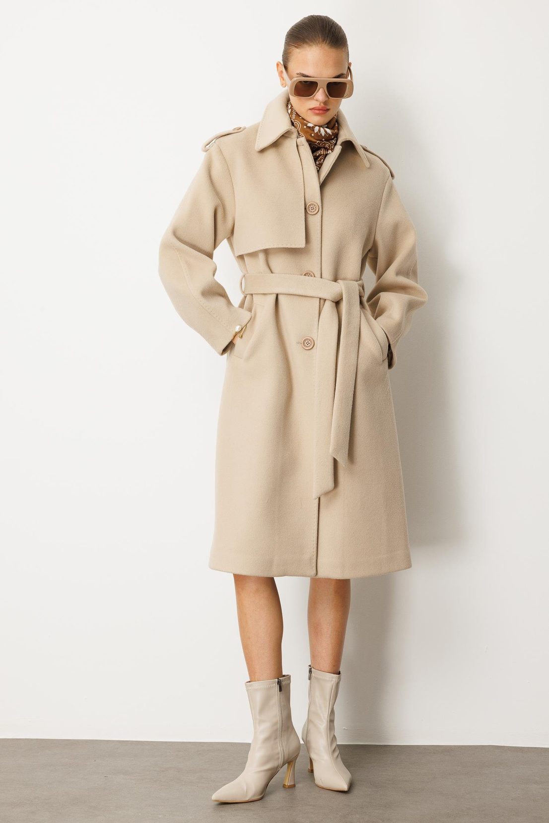 Apolet Detaylı Yaka Parçalı Kaşe Kaban BEJ