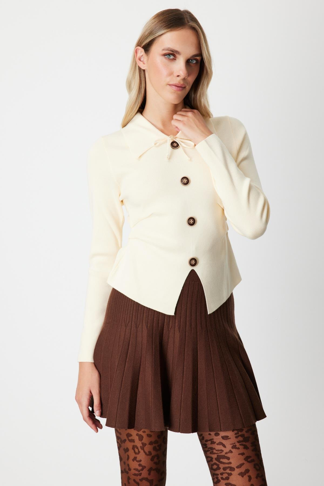 Bele Oturan Düğmeli Kazak KREM