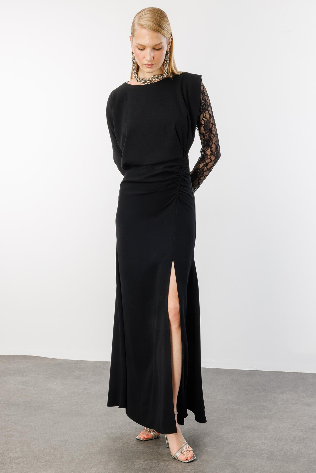 Dantel Kol Krep Yırtmaçlı Elbise SİYAH