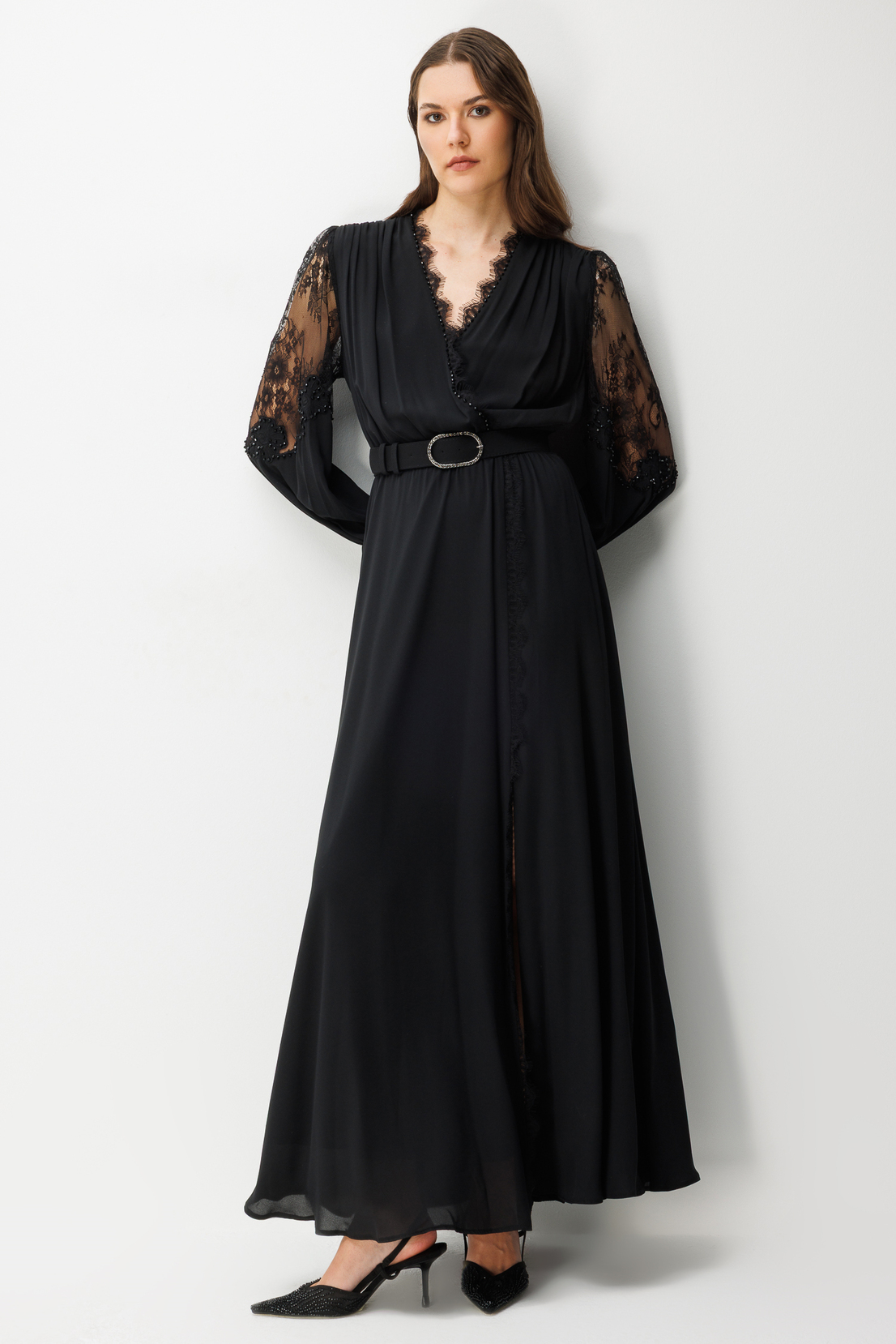 Dantel Kollu ve V Yaka Kemerli Maxi Elbise SİYAH