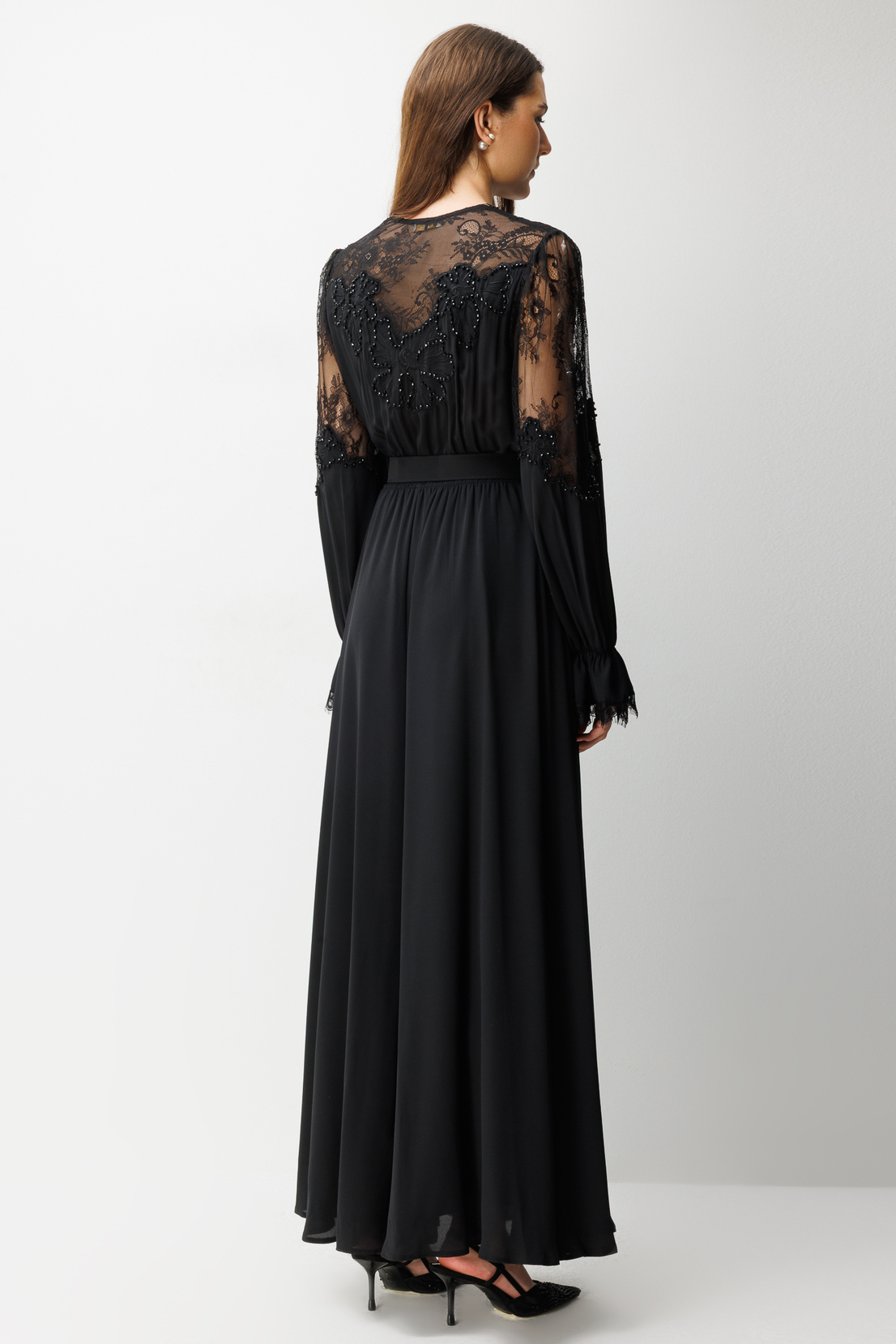 Dantel Kollu ve V Yaka Kemerli Maxi Elbise SİYAH